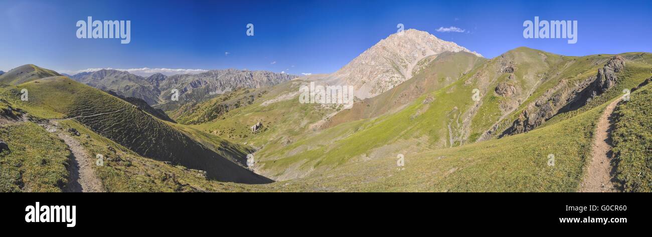 Suggestivo panorama della pittoresca catena montuosa in Kirghizistan Foto Stock