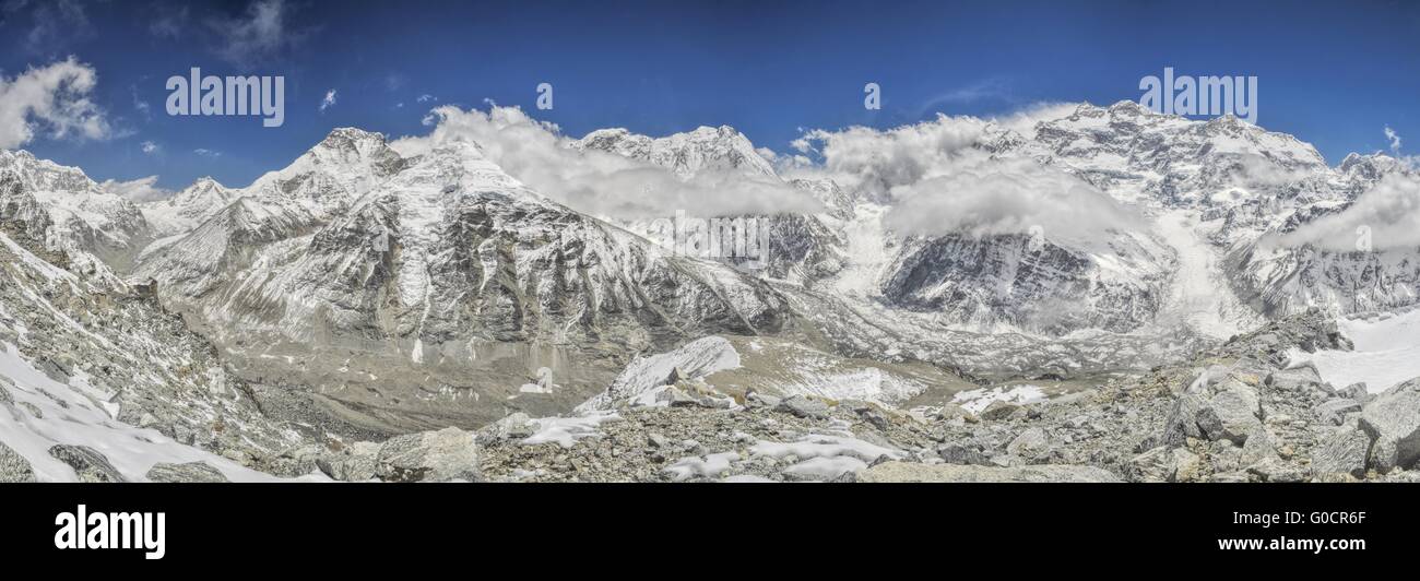 Scenic panorama dell Himalaya vicino Kangchendzonga in Nepal Foto Stock
