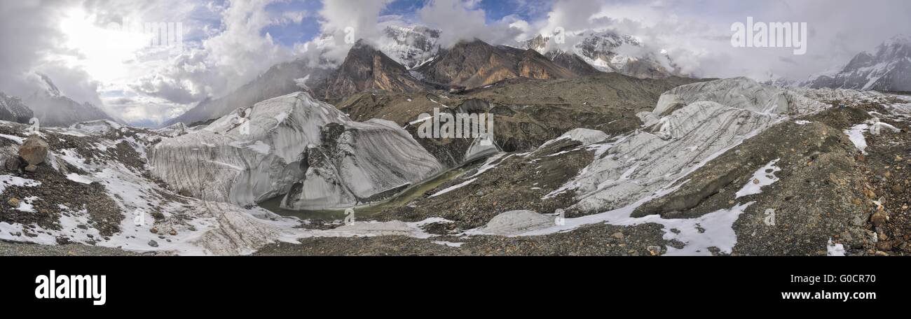 Suggestivo panorama del ghiacciaio Engilchek nella pittoresca Piazza Tian Shan mountain range in Kirghizistan Foto Stock