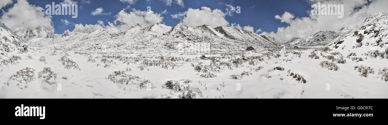 Scenic panorama dell Himalaya vicino Kangchendzonga in Nepal Foto Stock