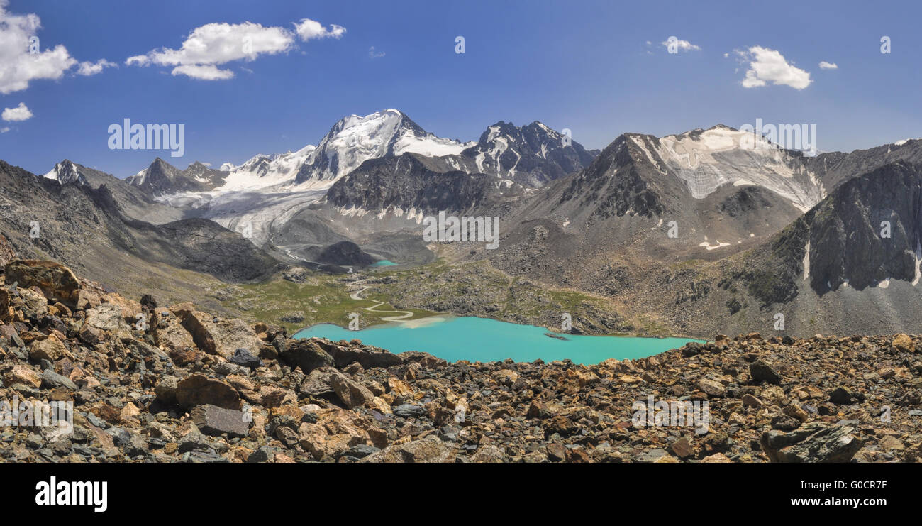 Scenic panorama di pittoreschi laghi turchesi in montagne Tien-Shan in Kirghizistan Foto Stock