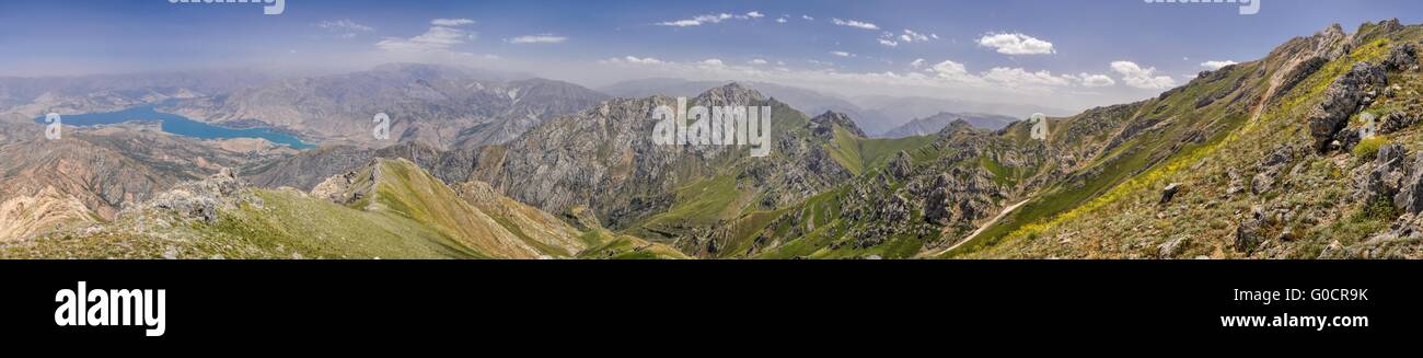 Suggestivo panorama del paesaggio montuoso del Tian Shan mountain range vicino Chimgan in Uzbekistan Foto Stock