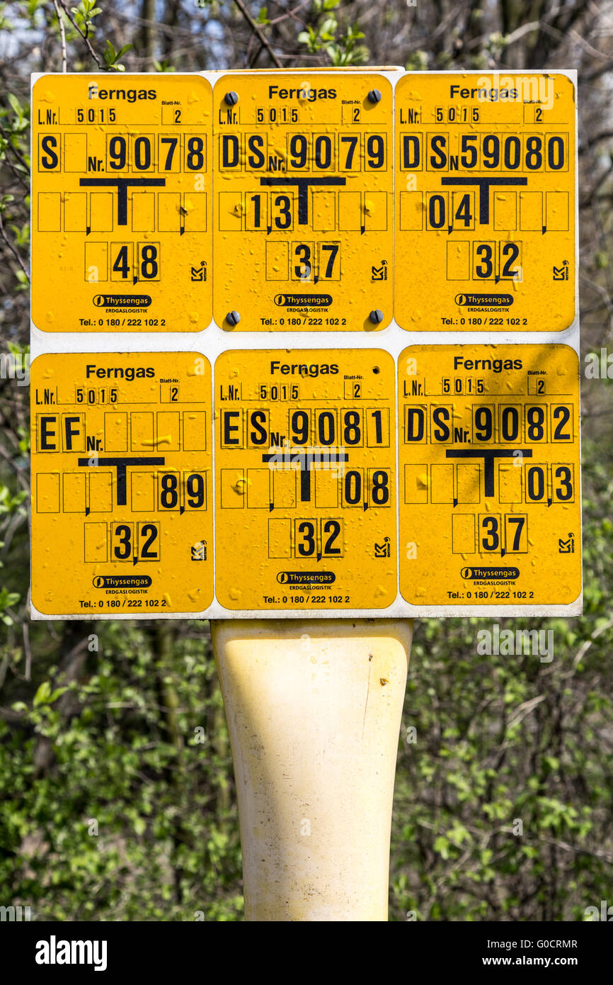Indicazioni per strada di infissi, informazioni su un gasdotto, distanza di scorrere le caselle che sono incorporati nella strada, Foto Stock