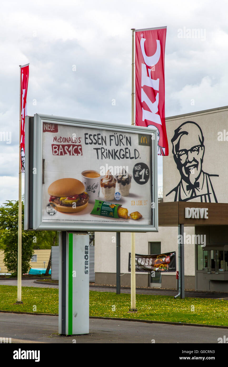 Poster pubblicitari per McDonalds ristoranti fast food, di fronte a una succursale del Kentucky Fried Chicken restaurant di Essen, Foto Stock