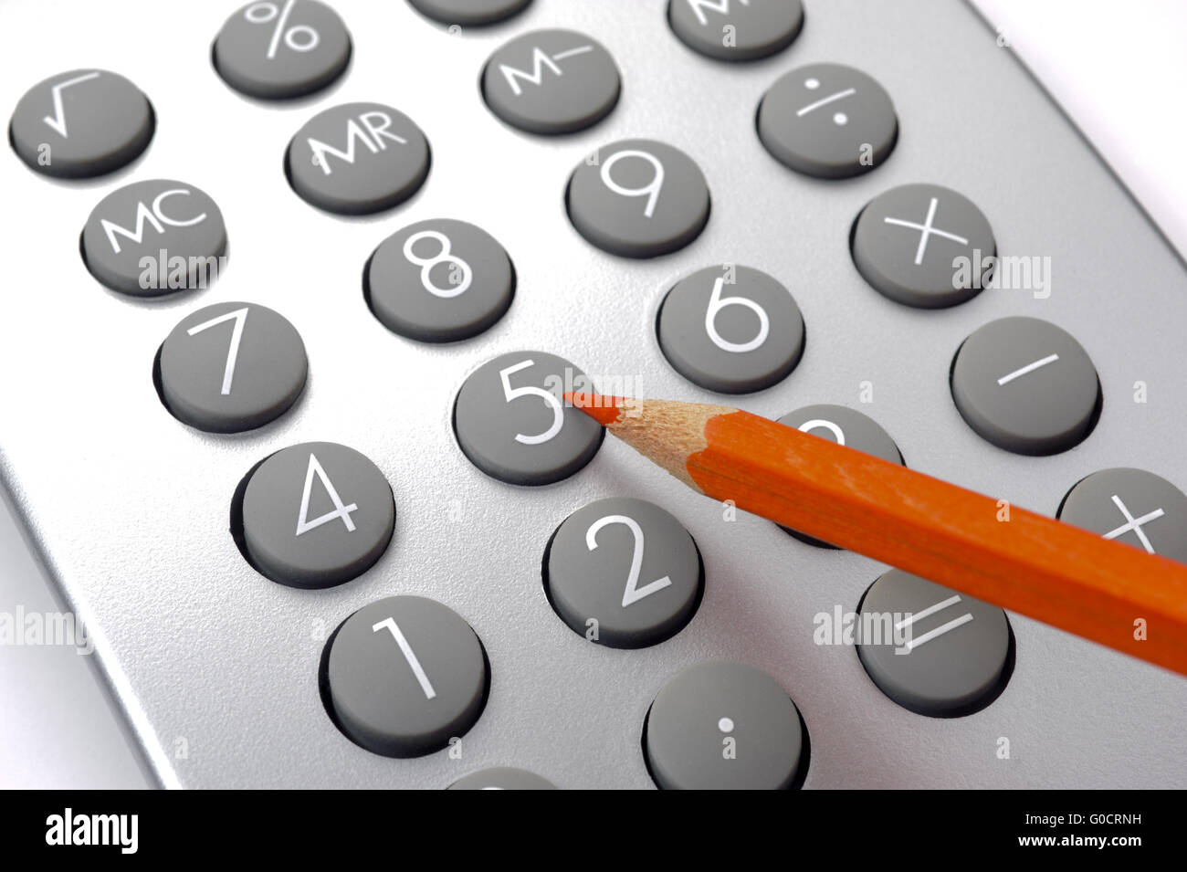 Calcolo finanziario con la calcolatrice e matita Foto Stock