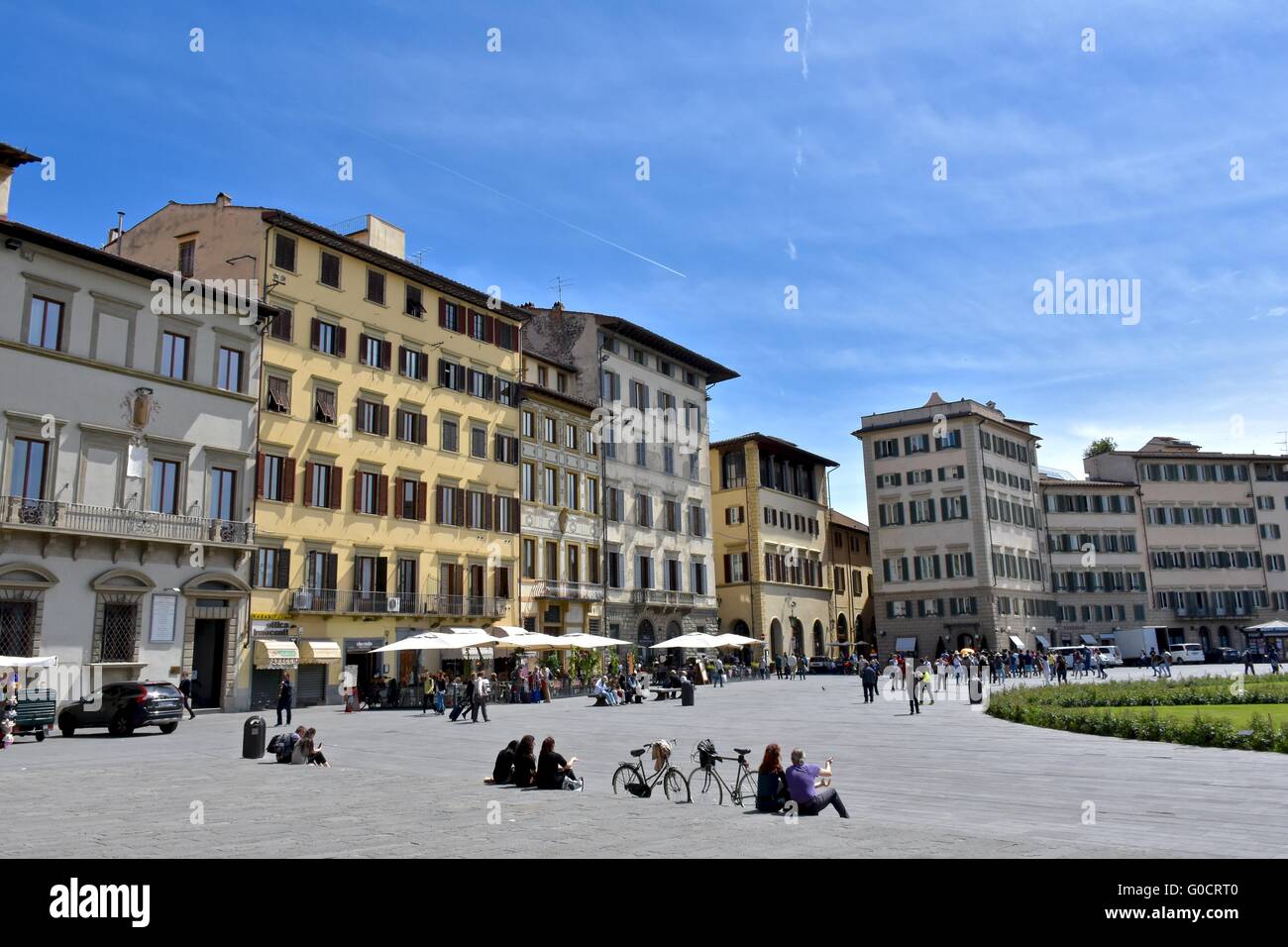 Turisti che si godono una giornata di sole in centro storico a Firenze Foto Stock