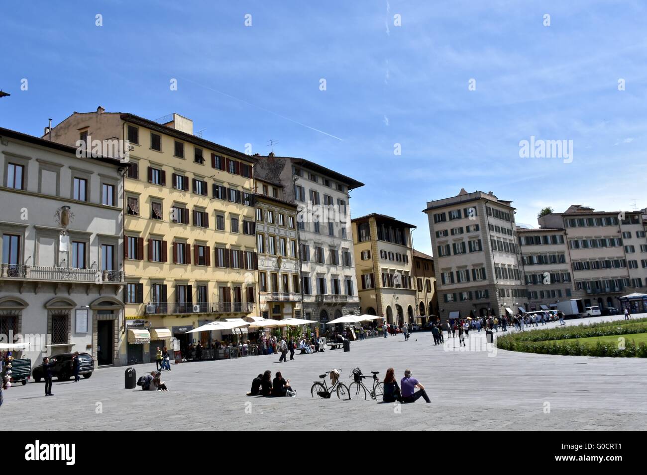 Turisti che si godono una giornata di sole in centro storico a Firenze Foto Stock