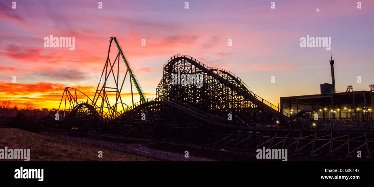 Curve di un roller coaster al tramonto o l'alba Foto Stock