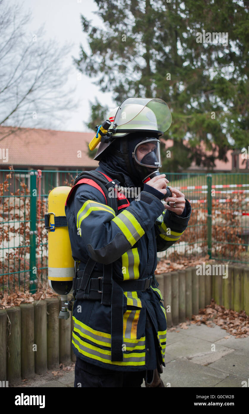 Firefighter crea la sua protezione respiratoria equ Foto Stock