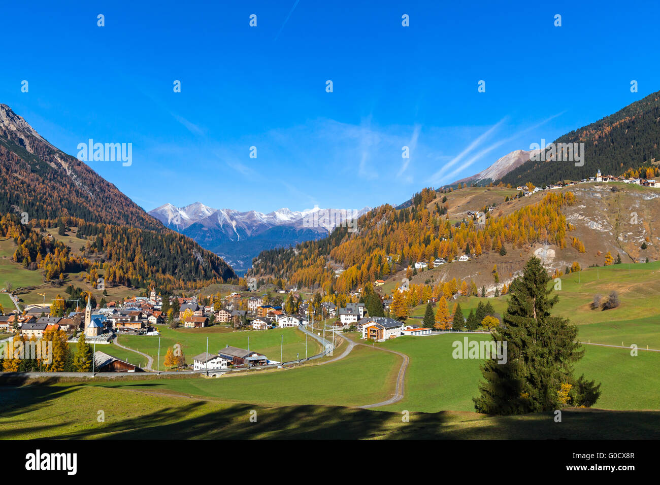 Bellissima vista del villaggio di Filisur e le Alpi dall'escursione in Treno Bernina Express in autunno dorato con corlorful Foto Stock