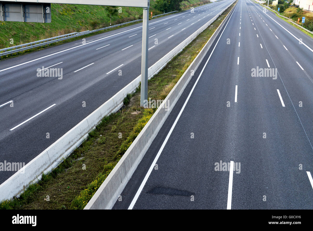 Vuoto a 8 corsie a causa di strada e bridge funziona Foto Stock