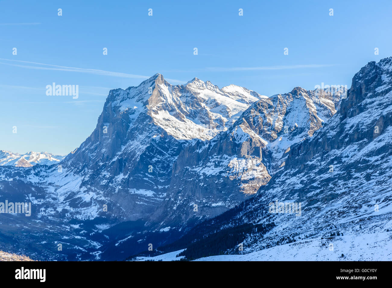 Splendida vista del picco Wetterhorn delle alpi svizzere da Kleine Scheidegg in inverno, su Oberland Bernese vicino Jungfrau, Svizzera. Foto Stock