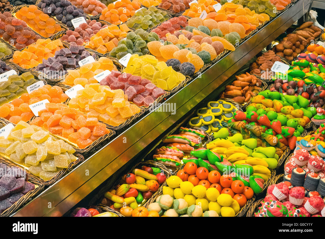 Pressione di stallo di mercato con dolci presso la Boqueria in Barcel Foto Stock