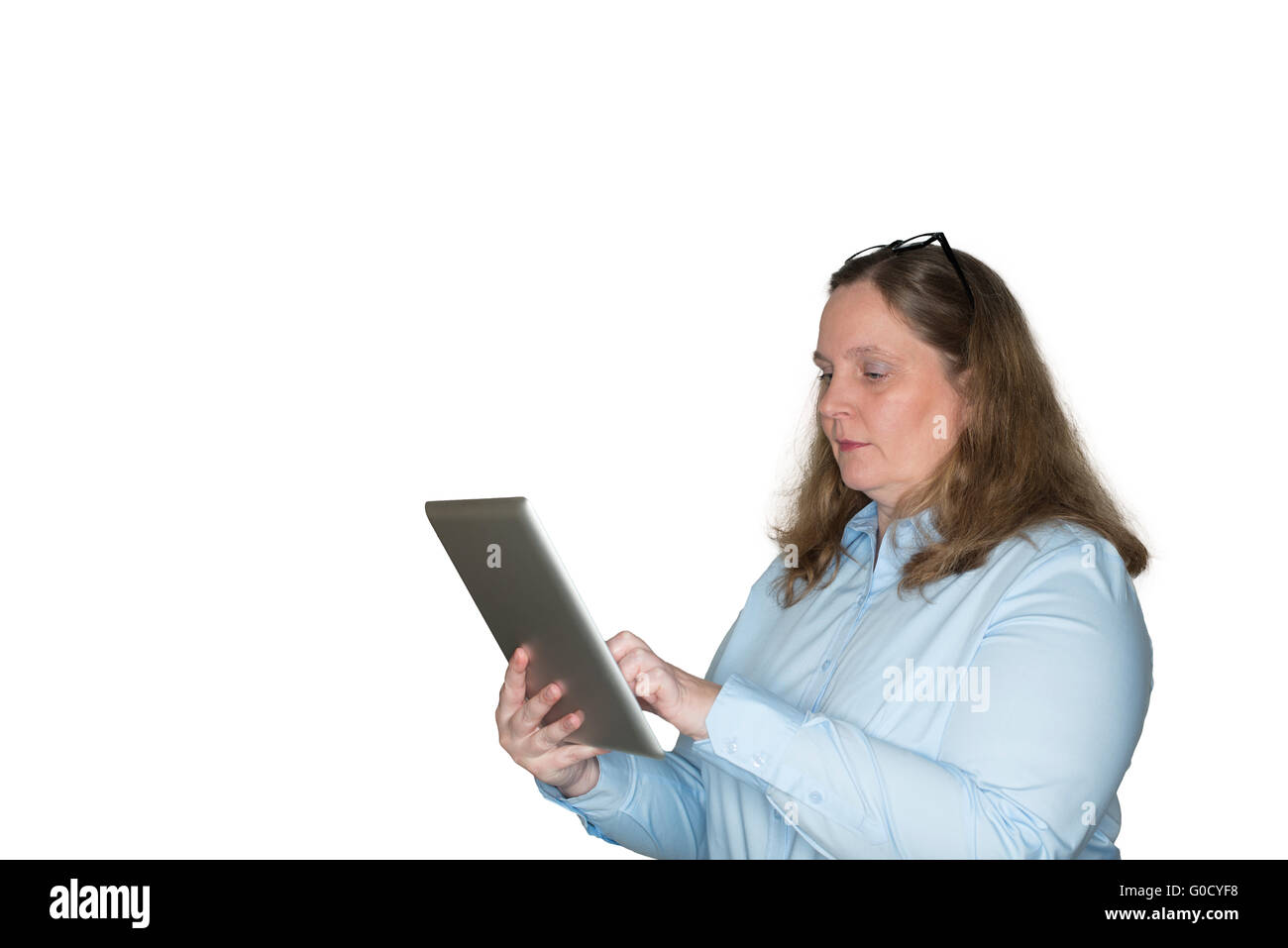 Donne in cerca di informazioni con il tablet Foto Stock