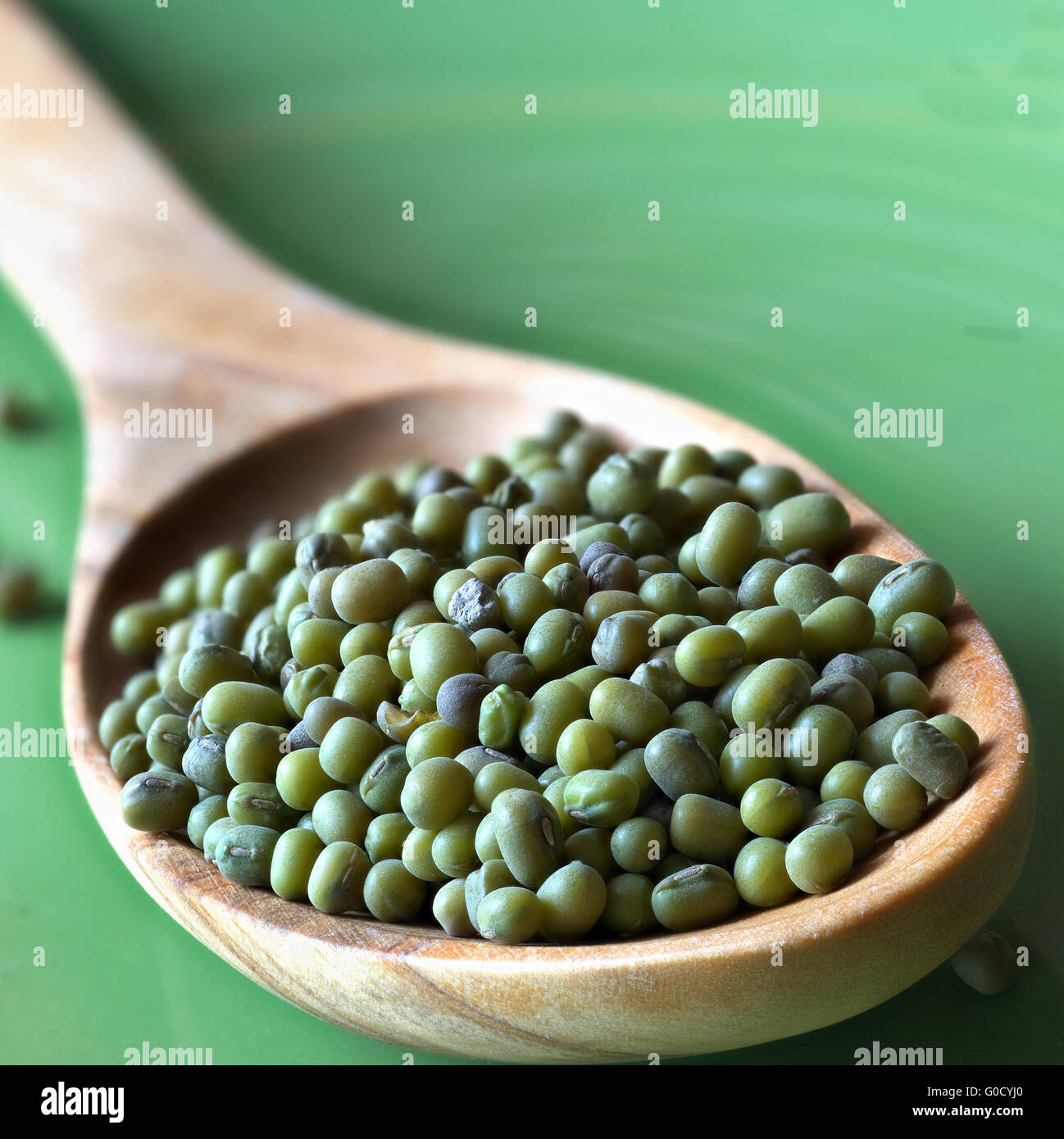 Fagioli (Vigna radiata) su un cucchiaio di legno Foto Stock