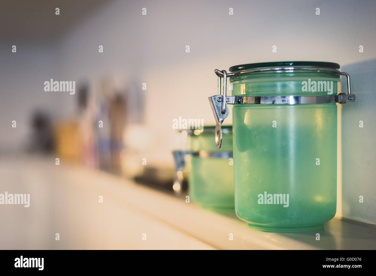 Vetro verde per recipiente di contenimento sono a mensola a muro Foto Stock