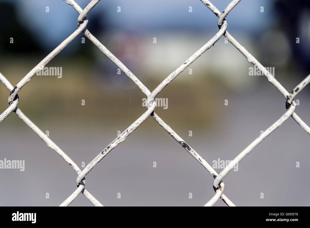 Primo piano di una maglia bianca recinto. Foto Stock