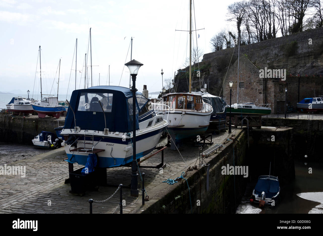 Imbarcazioni da diporto sulla banchina a Dysart Harbour, vicino a Kirkcaldy in Fife, Scozia. Foto Stock