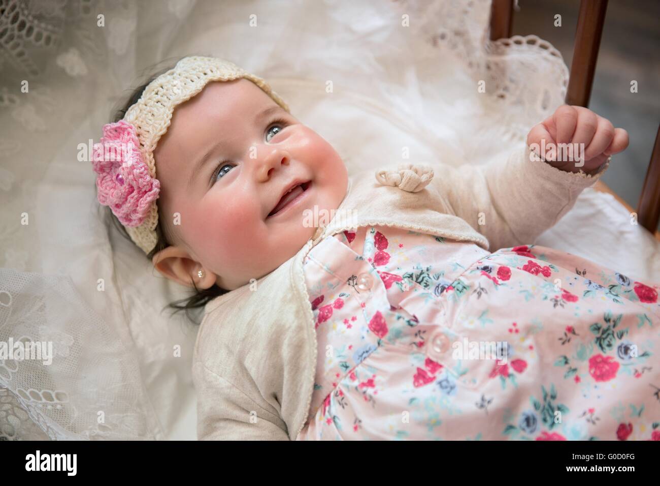 Incantevole bambina con diadema stare sdraiato sulla schiena e risate Foto  stock - Alamy