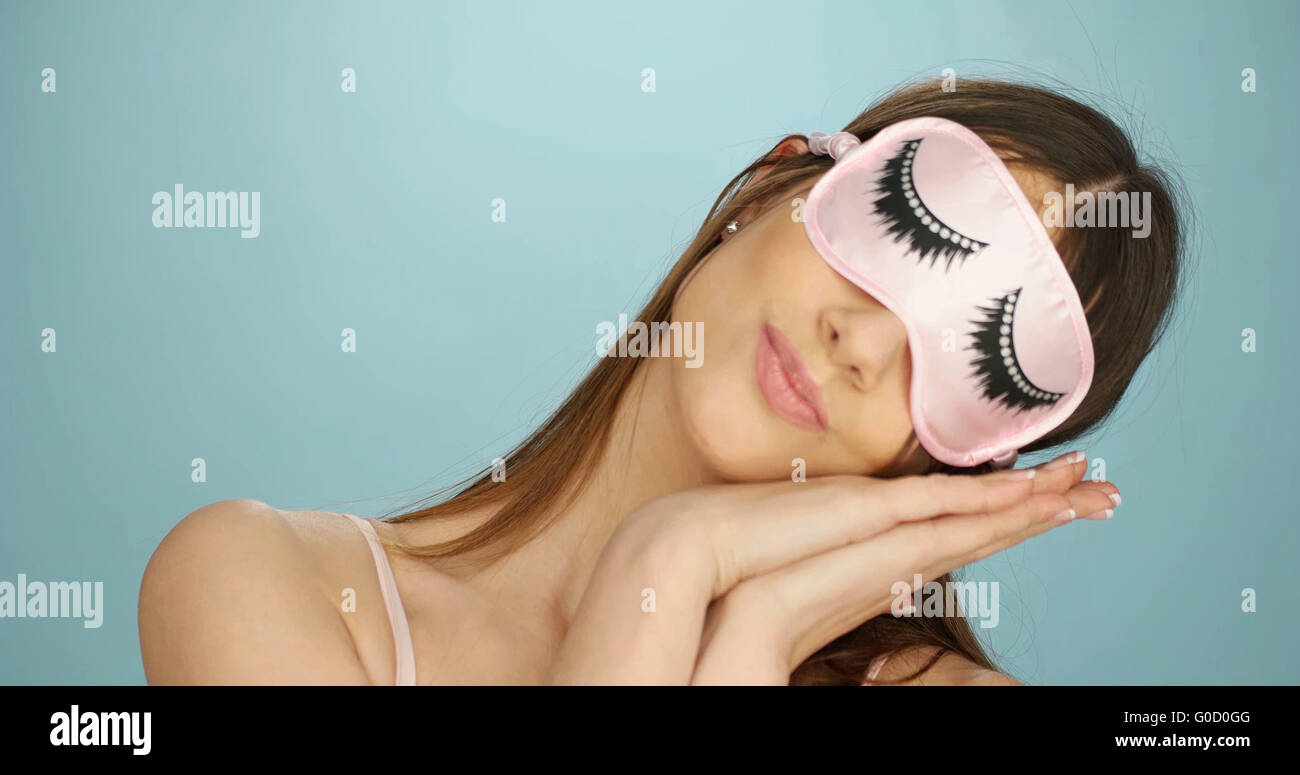 Donna di divertimento rilassante in una maschera di sospensione Foto Stock