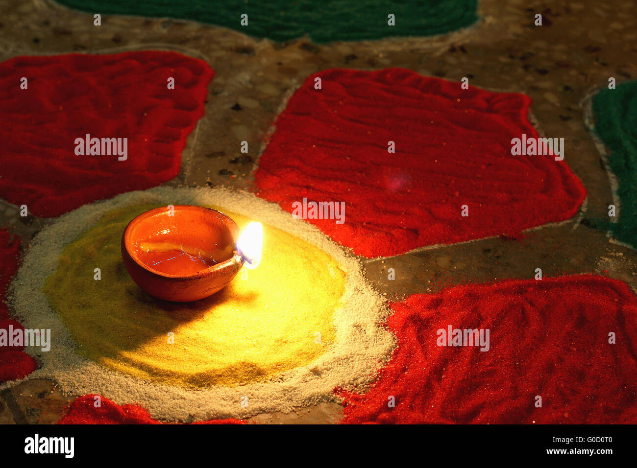 Olio lampada accesa sulla colorata rangoli, diwali celebrazione Foto Stock