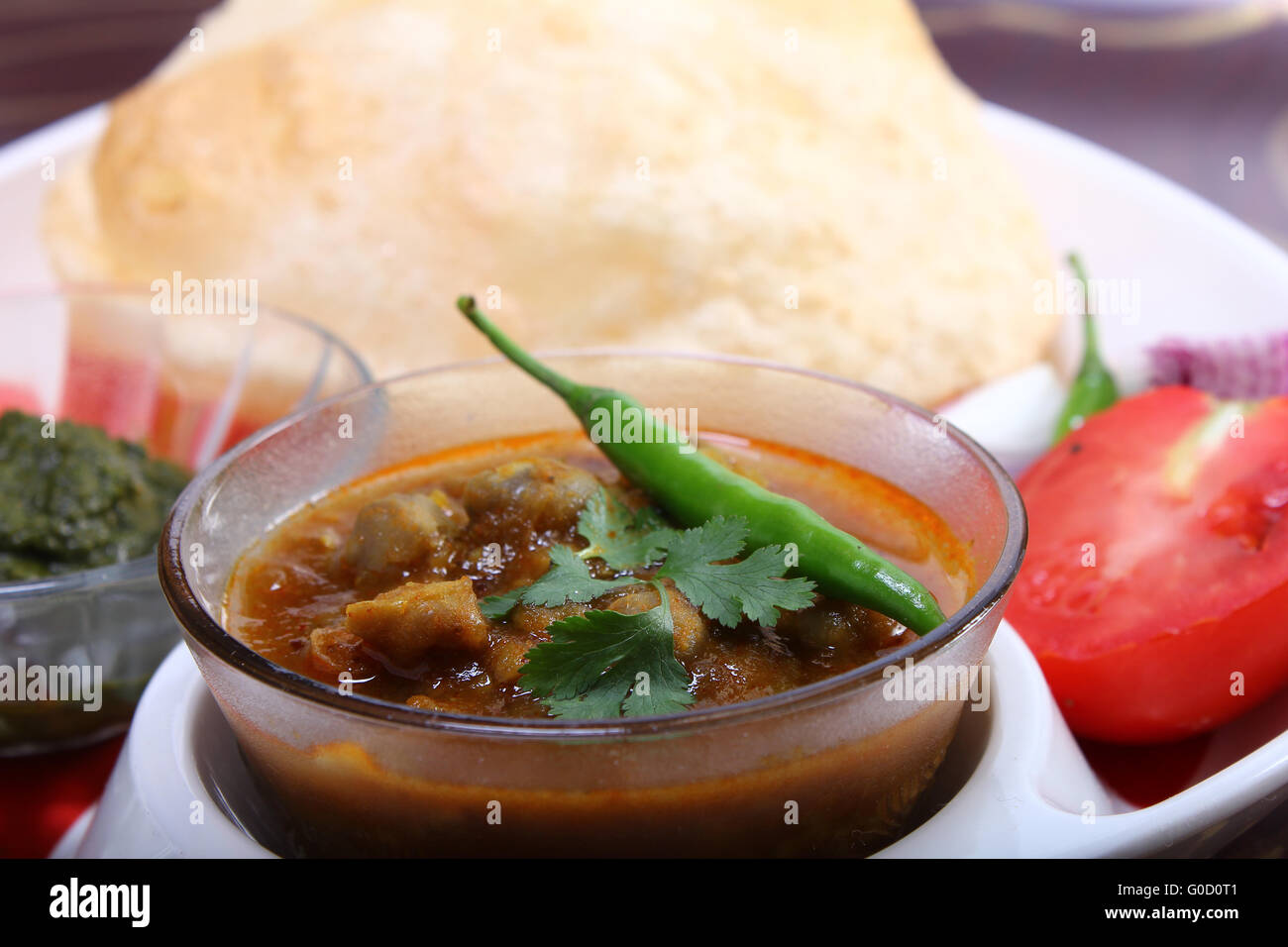 Indiano piatto piccante, chole bhature topping di peperoncino verde Foto Stock