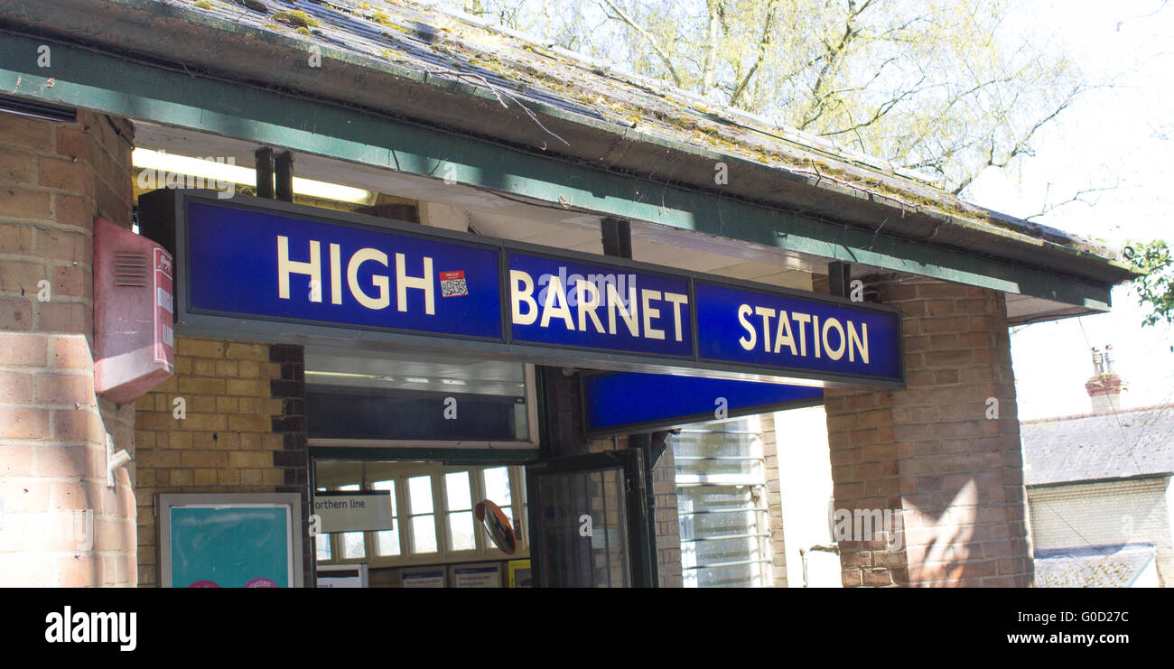 Esterno di High Barnet Tube Station dotate di segno di stazione. La stazione si trova alla fine della linea del Nord. Foto Stock