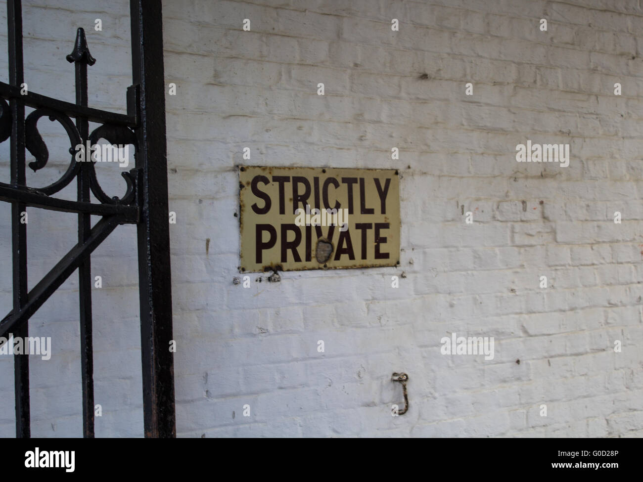 Strettamente privato segno bianco su un muro di mattoni su un vicoletto gated che conducono a locali commerciali a Barnet, a nord di Londra, Regno Unito Foto Stock
