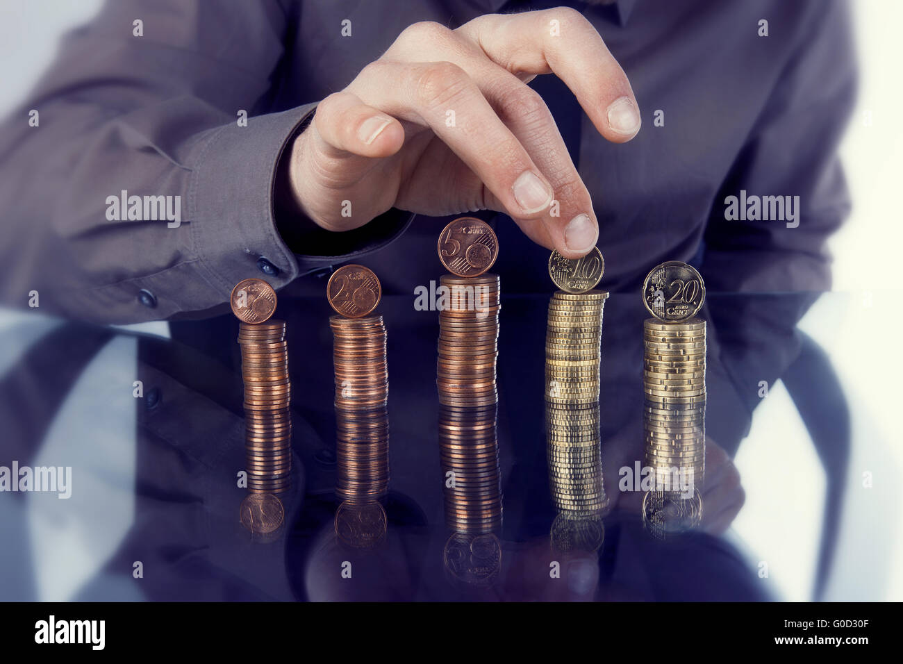 Commercianti di monete di impilamento Foto Stock