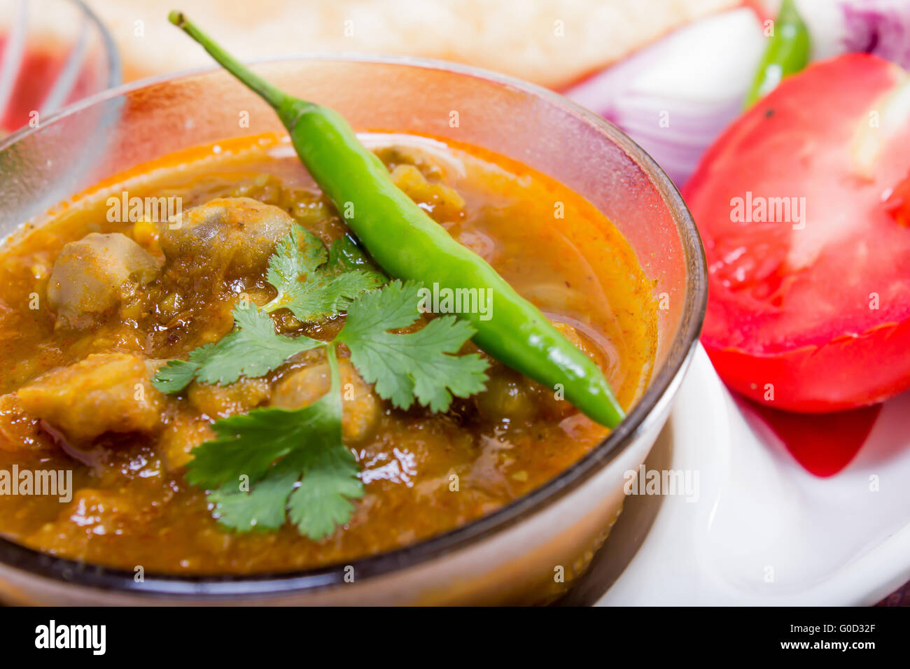 Speziato indiano chana masala con materie di ceci e peperoncino verde topping Foto Stock