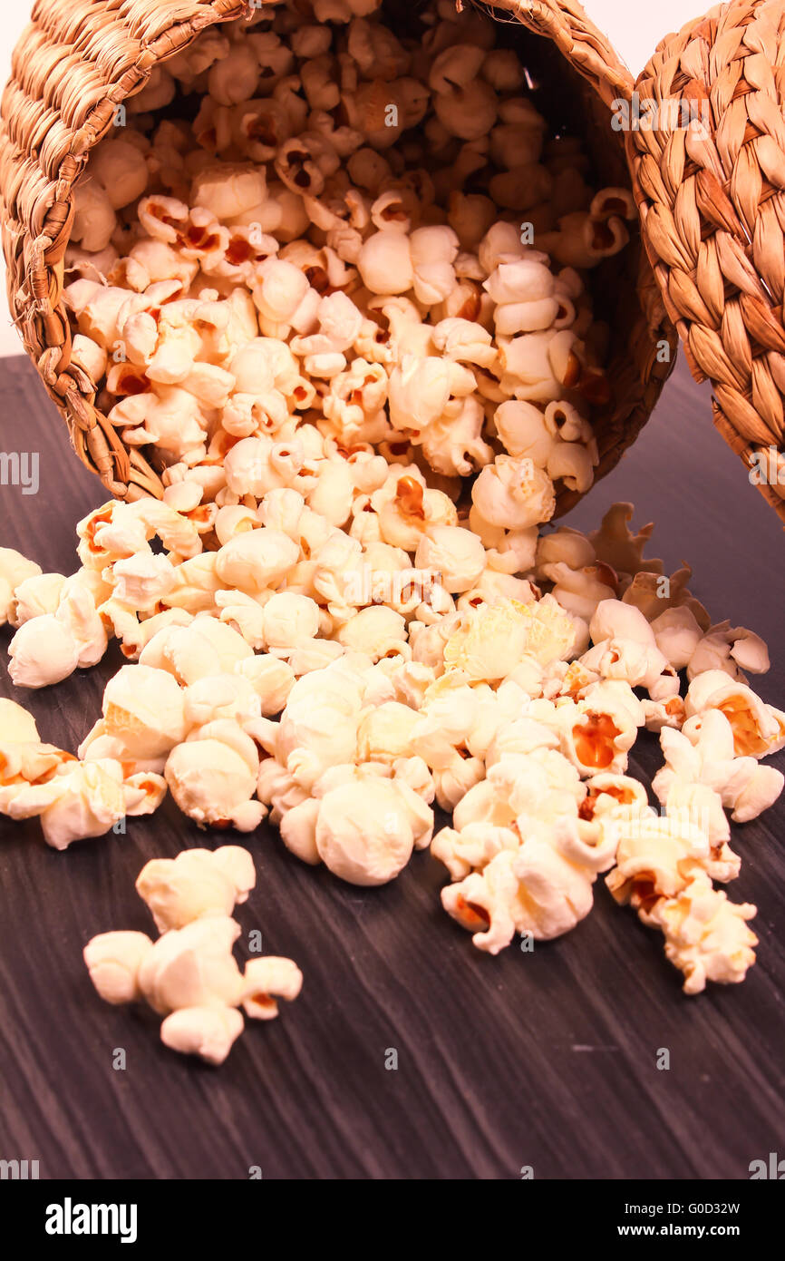 Il popcorn diffusione su base di legno Foto Stock