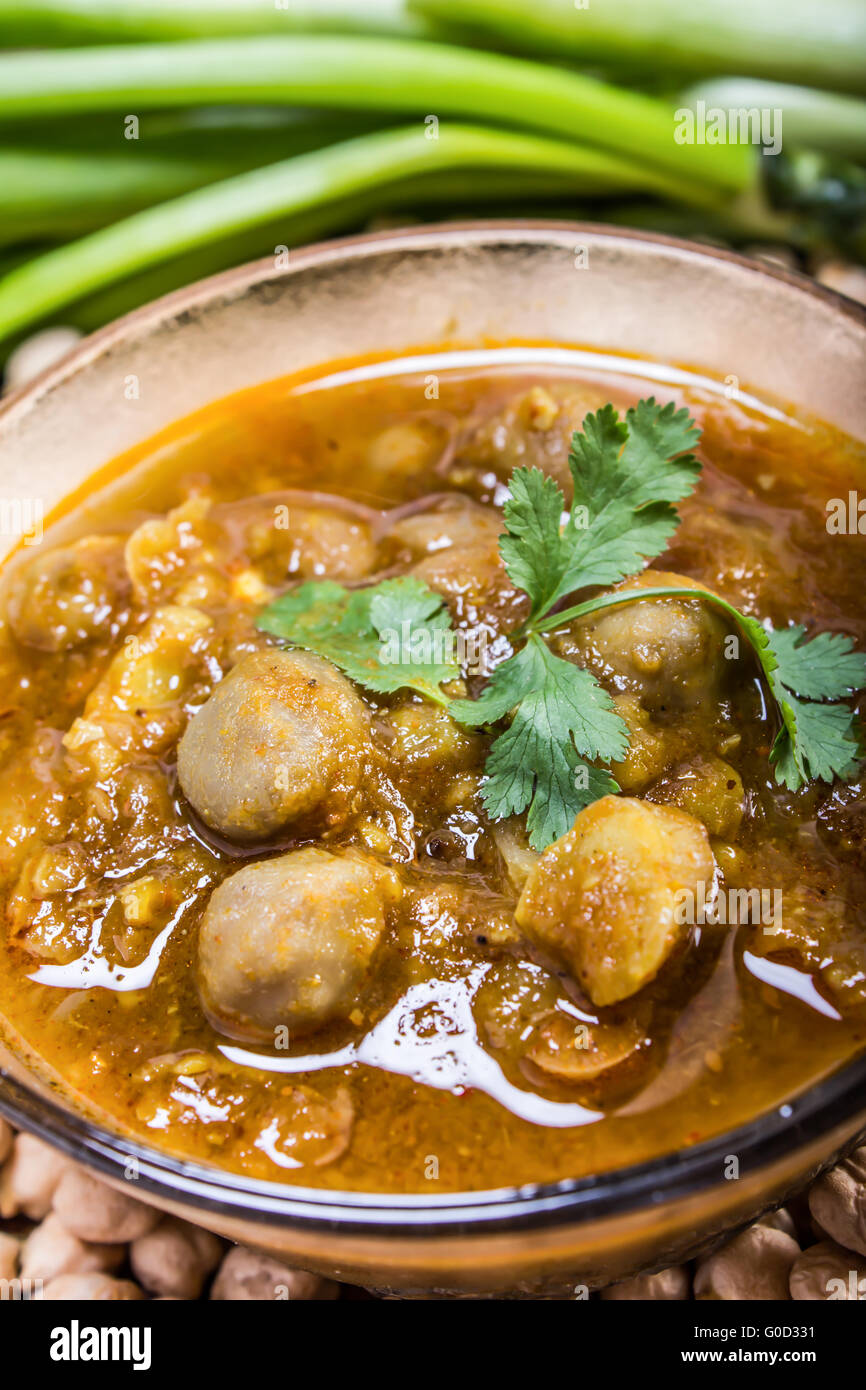 Speziato indiano chana masala con materie di ceci e peperoncino verde topping Foto Stock