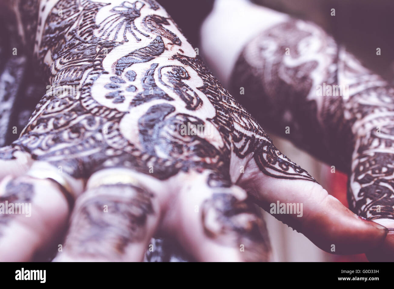 Heena Progettazione è su entrambe le mani della sposa indù Foto Stock