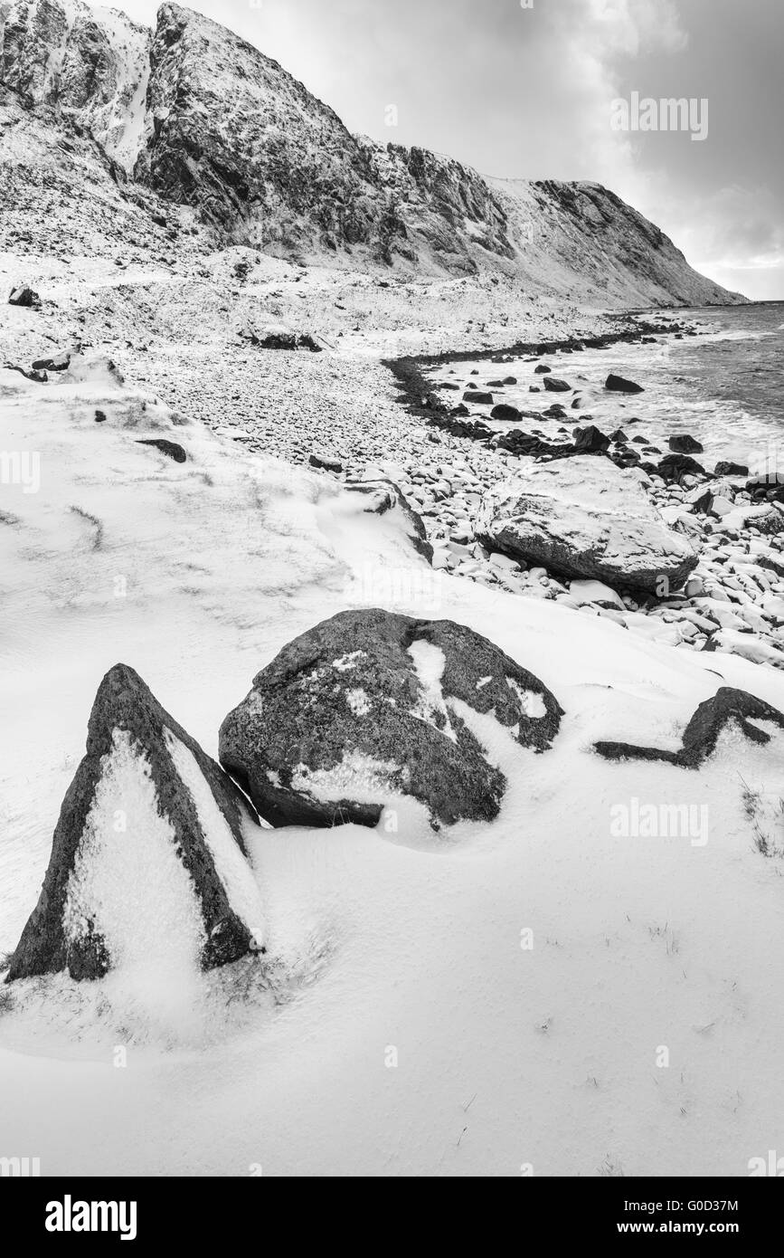 Coperta di neve costa, Eggum, Lofoten, Norvegia Foto Stock