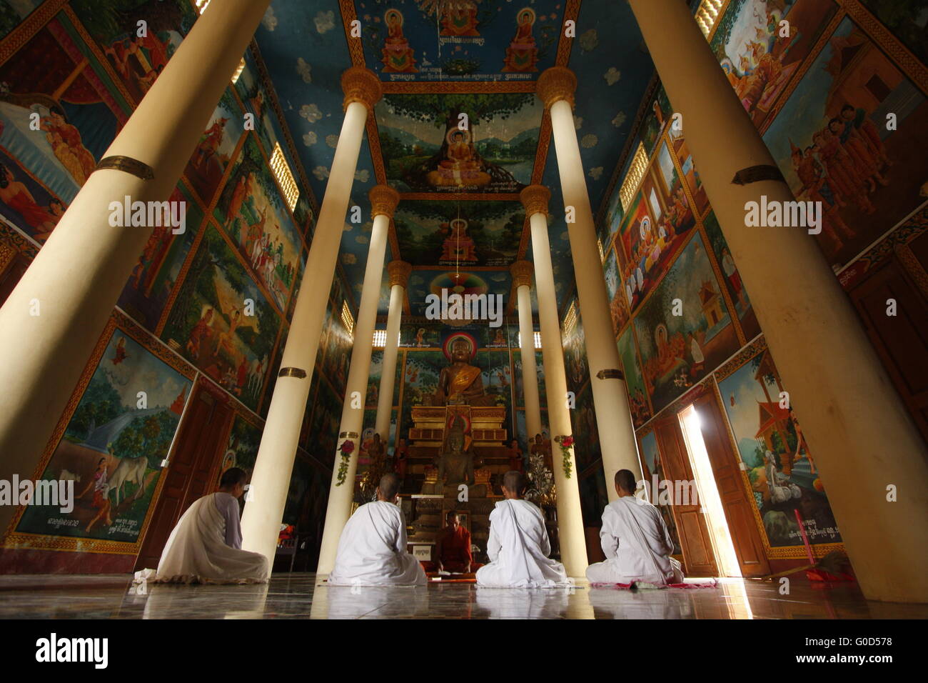 Le monache meditare in un tempio buddista in Kep, Cambogia Foto Stock