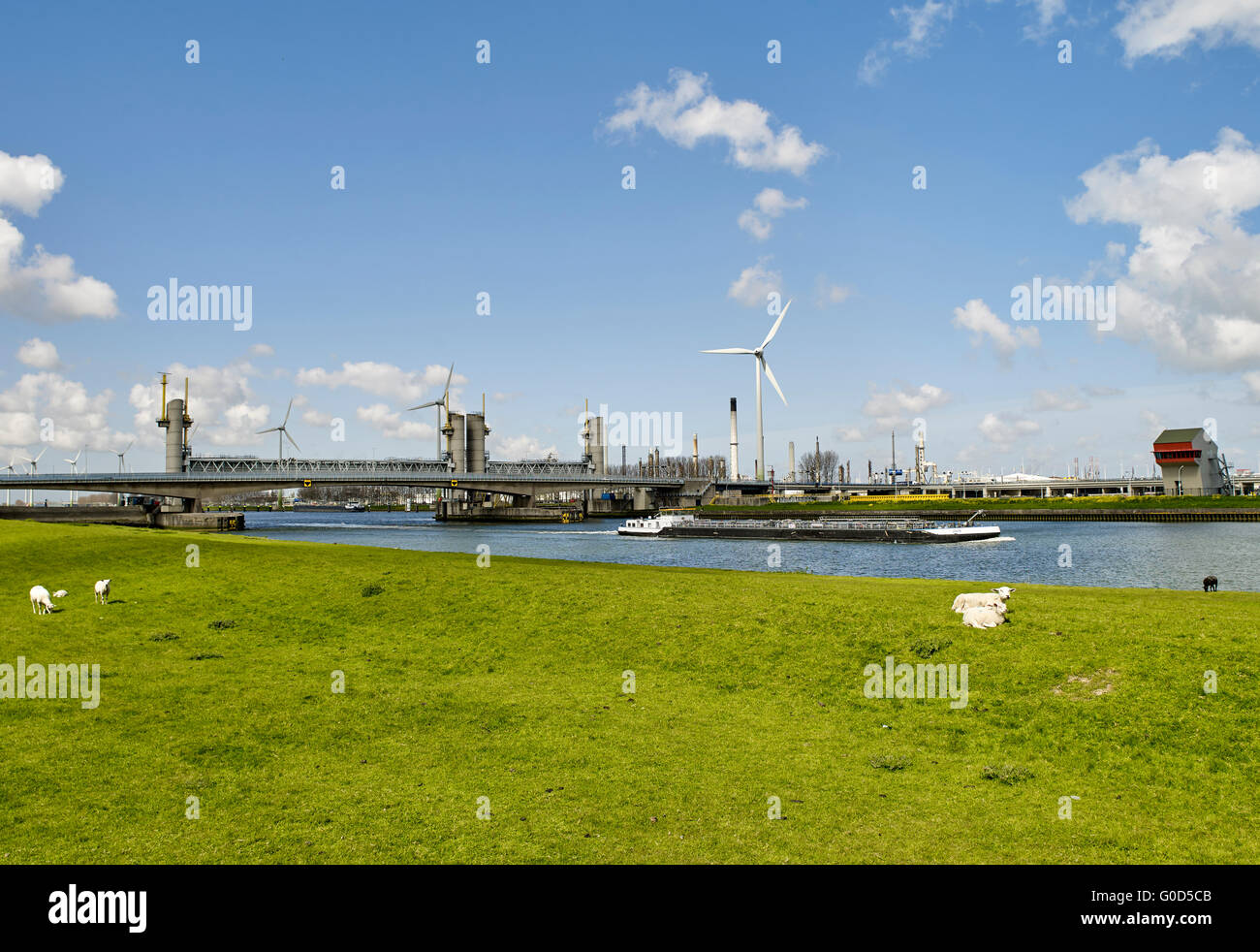Hartelkering in het Hartelkanaal bij Spijkenisse, deel van de Europoortkering, onderdeel van de Deltawerken - Il Hartelkering, Foto Stock