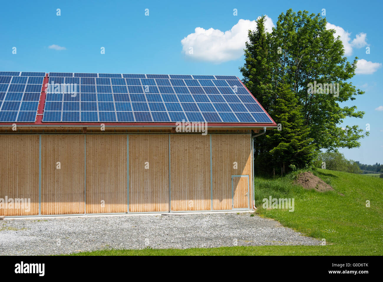 Energia solare dei pannelli sul tetto del nuovo granaio Foto Stock