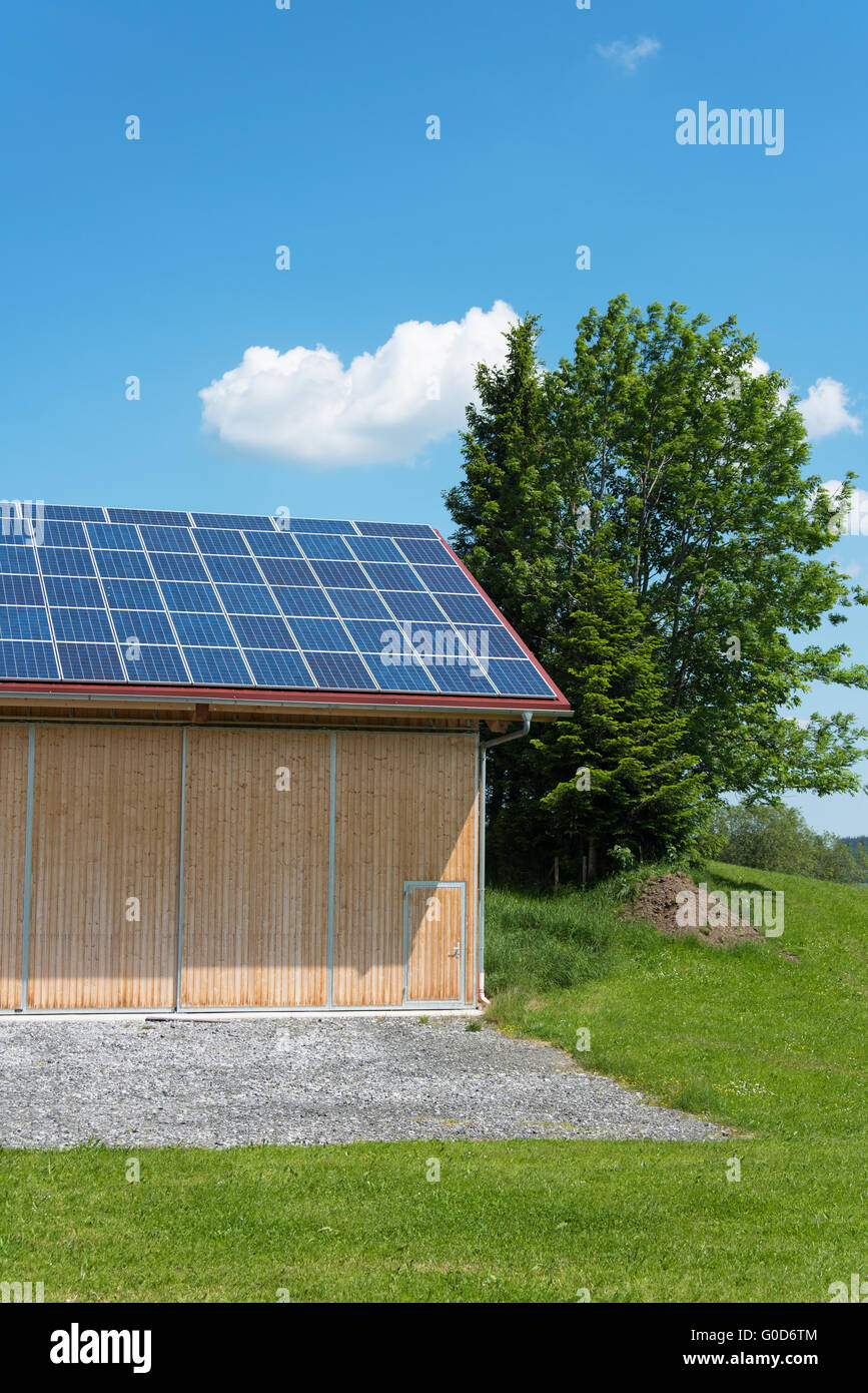 Energia solare dei pannelli sul tetto del granaio Foto Stock