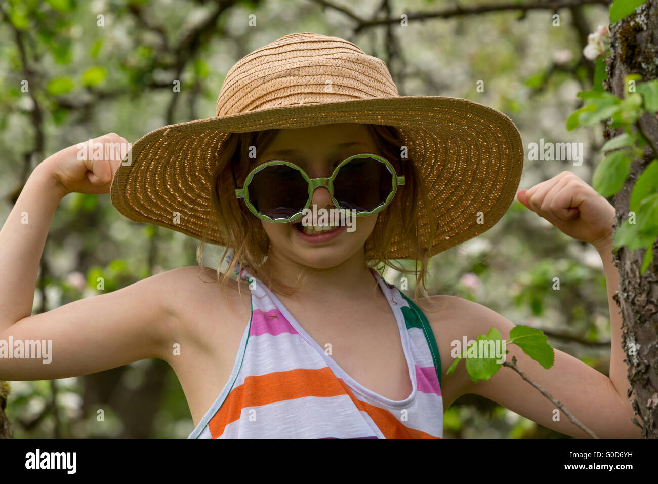 Ritratto di una bambina con cappello e occhiali da sole Foto Stock