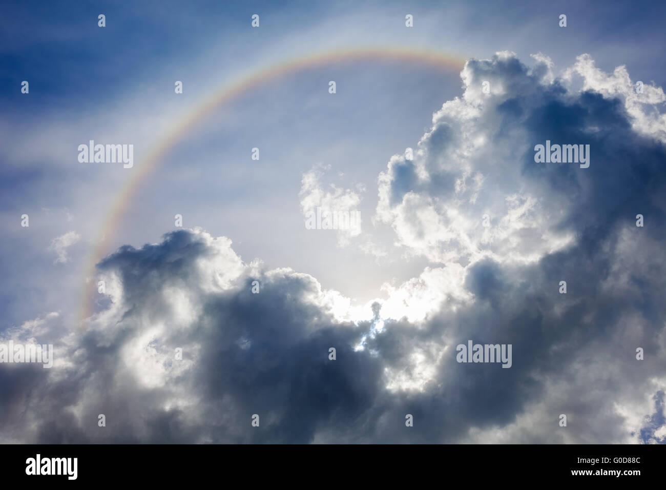 Fantastico alo arcobaleno nel cielo. bellissimo sfondo Foto Stock