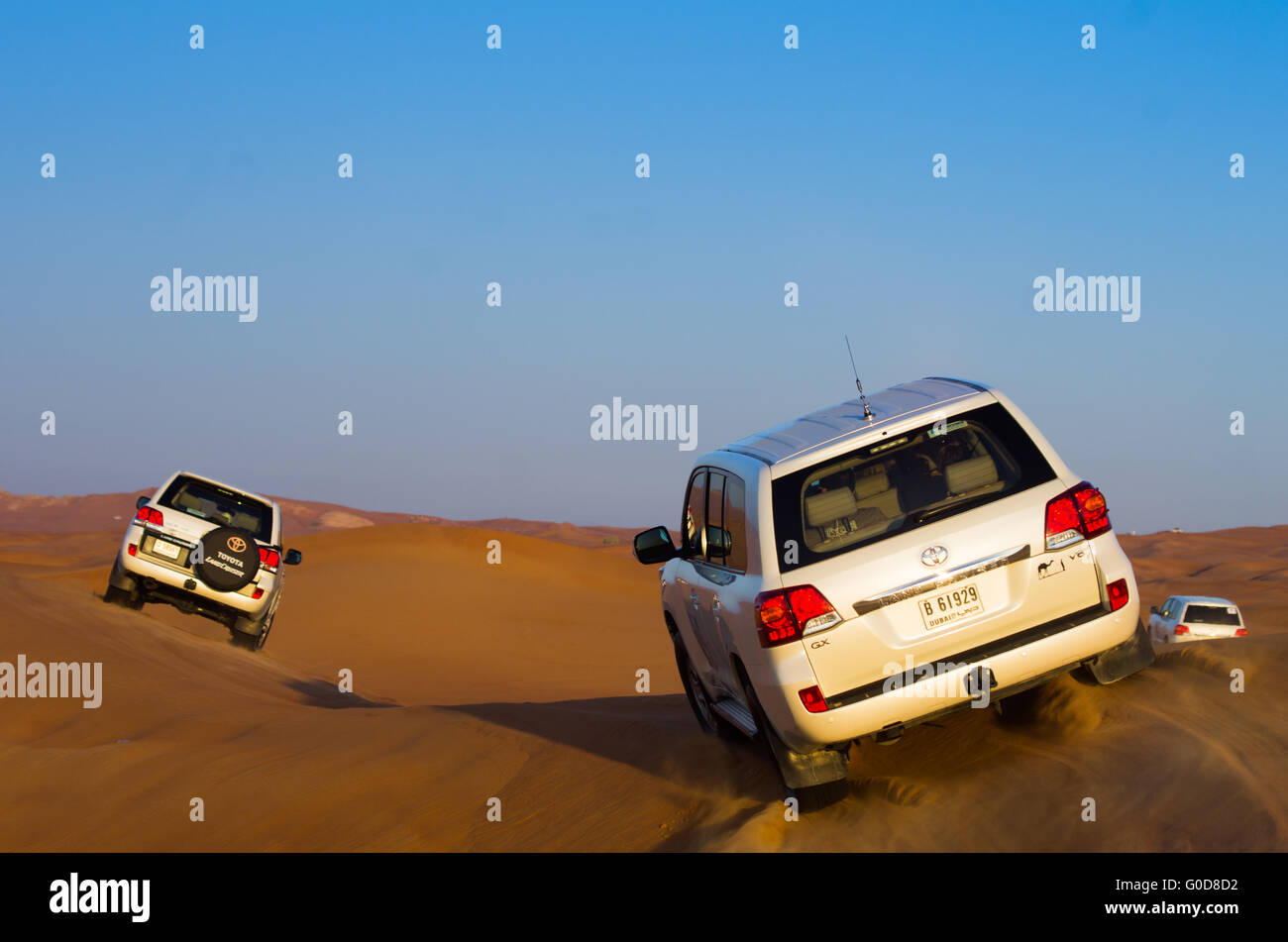 NOV 29 -Dubai, UAE: 4x4 pilota nel deserto durante un safari nelle dune del 29 novembre 2013 a Dubai, UAE.Il Dubai Foto Stock