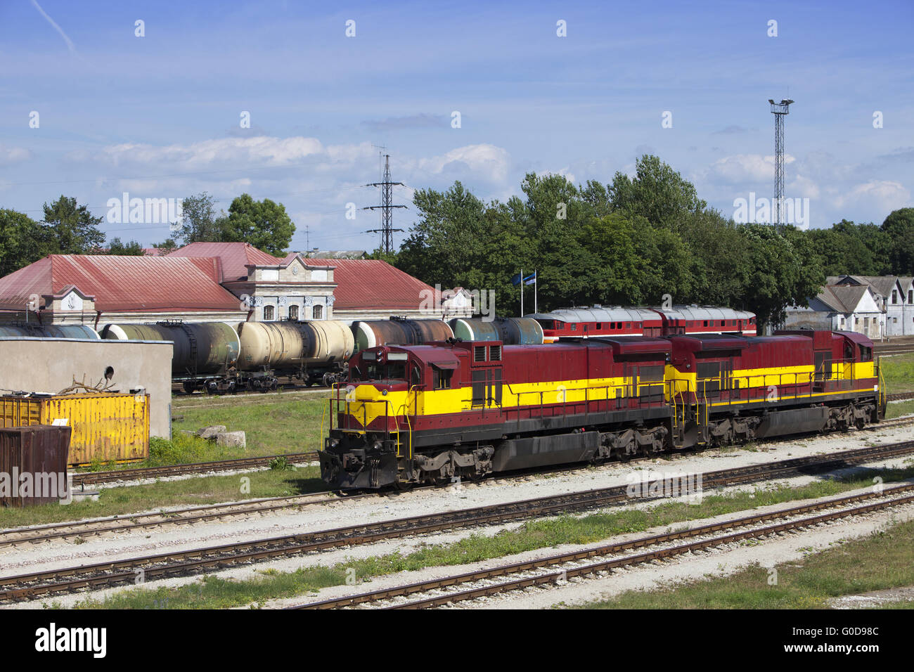 La stazione ferroviaria e il treno merci. Narva. Estonia Foto Stock