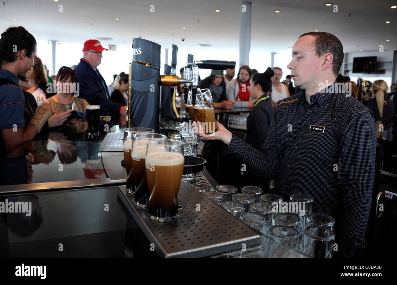 La pinta di Guinness al Gravity Bar,il Guinness Storehouse, Dublino, Irlanda Foto Stock