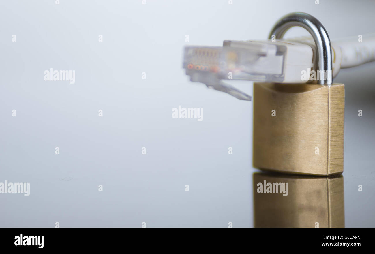 Un piccolo lucchetto con cavo ethernet passare attraverso di essa, internet  concetto di sicurezza Foto stock - Alamy