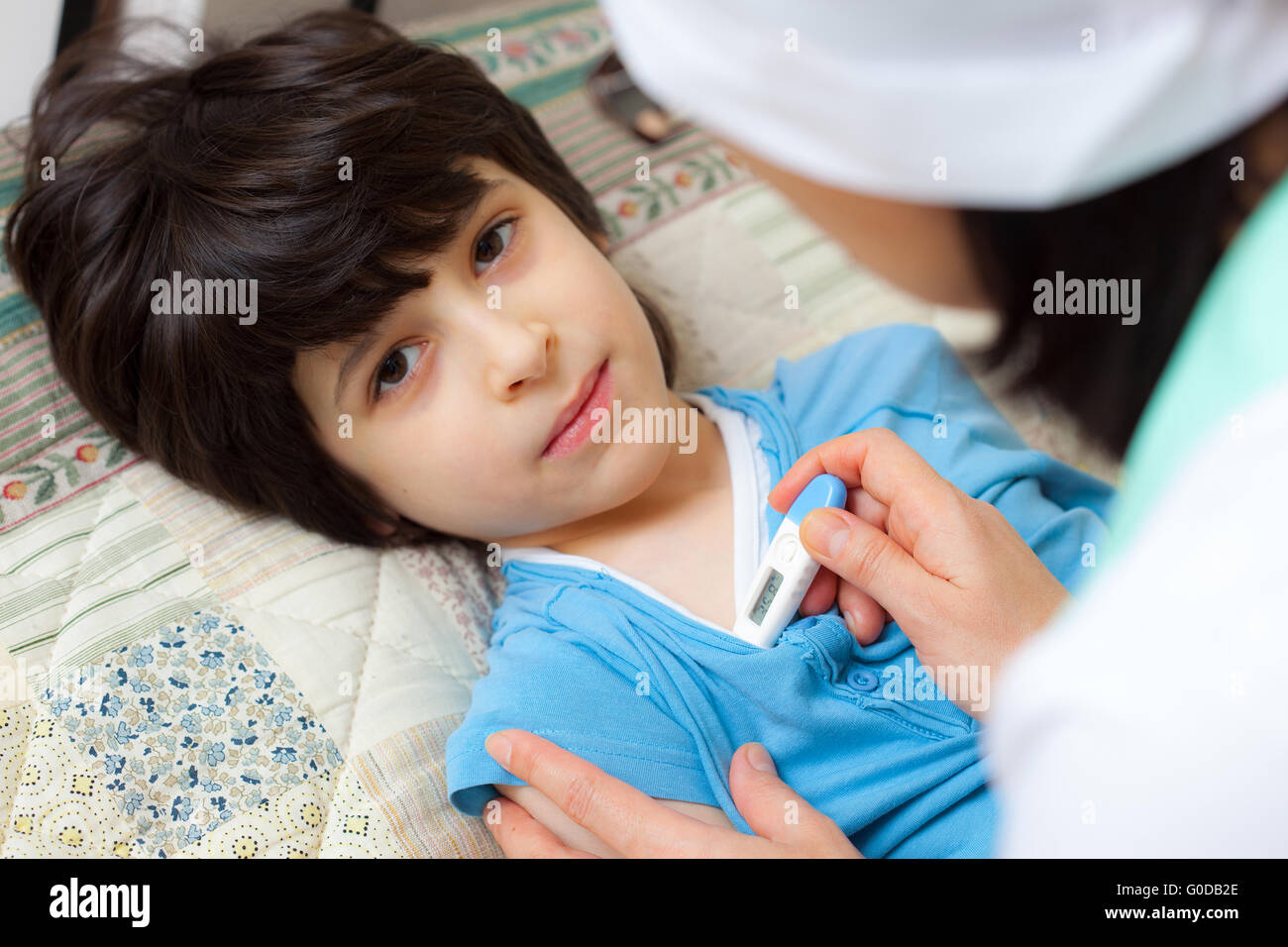 La misurazione della temperatura del bambino. home medicin Foto Stock