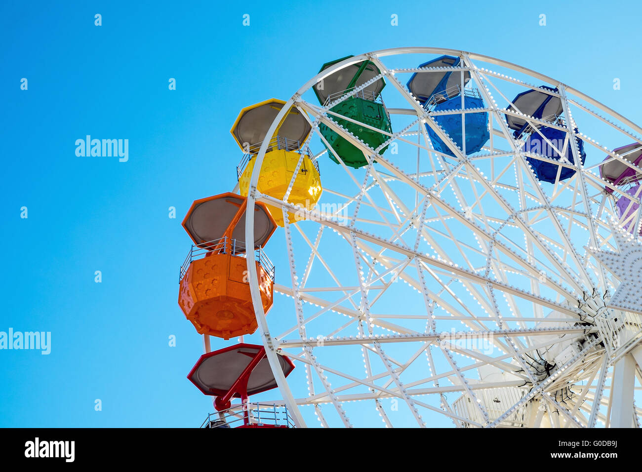 Dettaglio di un colorato ruota panoramica Ferris visto ad una fiera Foto Stock