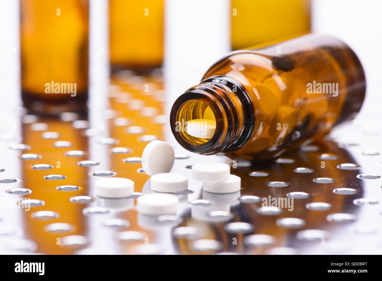 Medicina alternativa con le pillole omeopatiche Foto Stock