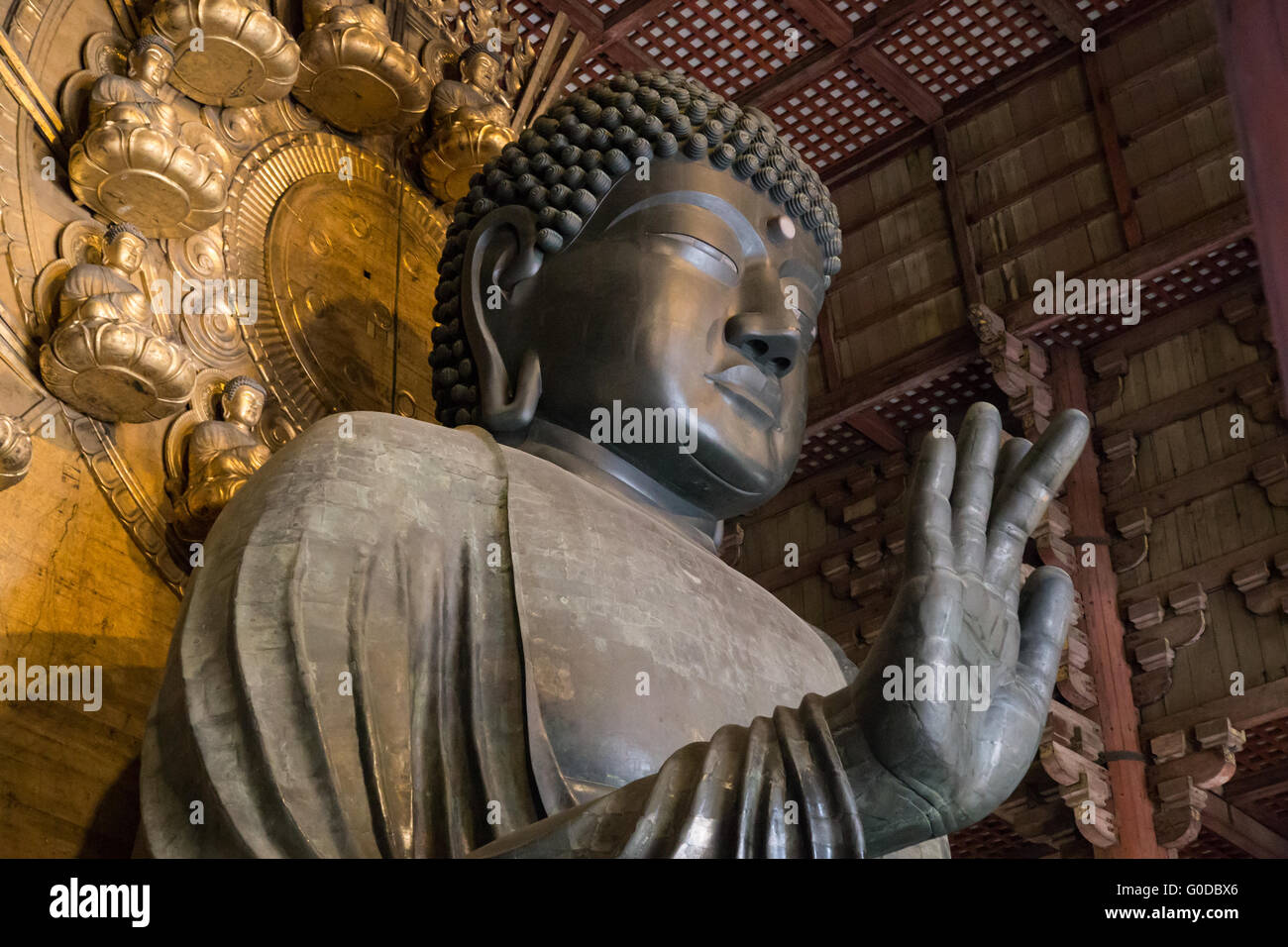 Mondo di bronzo più grande statua di Buddha nel tempio di Todai-ji di Nara, Giappone. Foto Stock