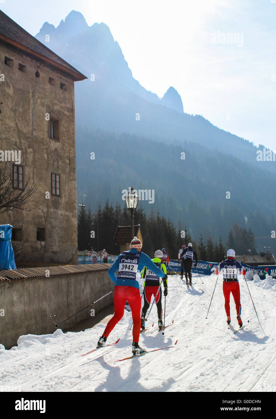 Una processione di sciatori competere nel bilancio annuale Marcialonga sci di fondo corsa delle Dolomiti italiane Foto Stock