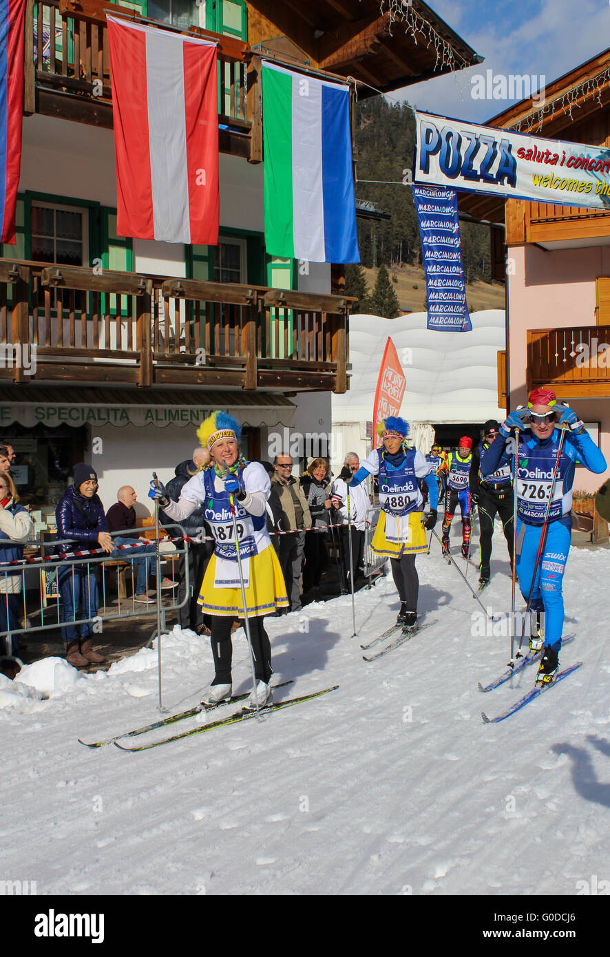 Cross Country sciatori, alcuni in abiti fantasiosi, partecipare alla Marcialonga 2016, una lunga distanza, lo sci di fondo corsa Foto Stock